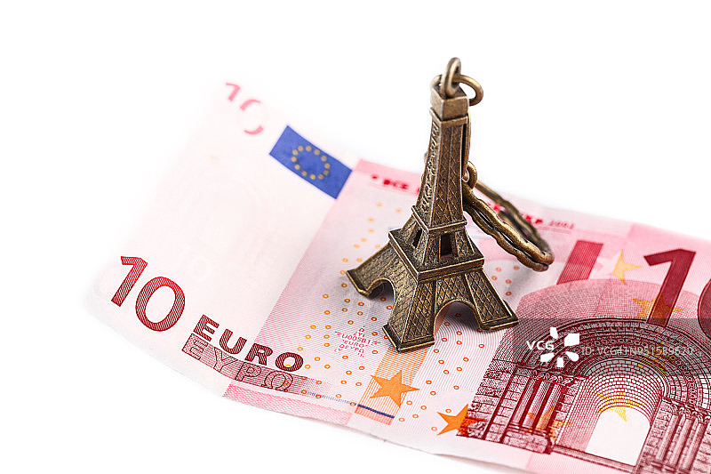 欧元纸币上的小埃菲尔铁塔模型，前往法国旅行的花费图片素材