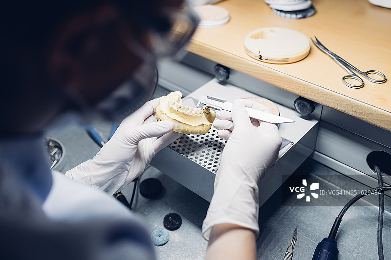 牙医在实验室制作假牙图片素材