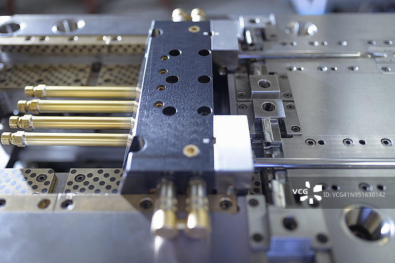 精密工程工厂中的塑料注塑模具细节图片素材