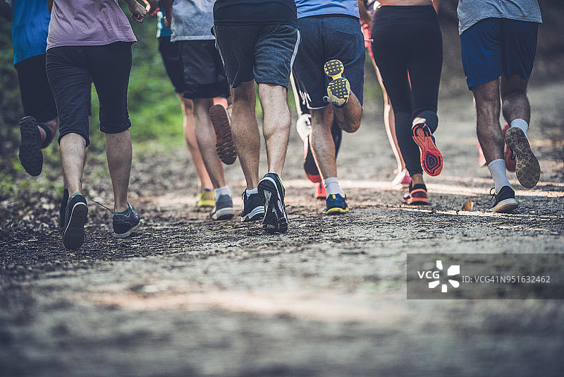 在自然环境中参加马拉松比赛的运动员的背影图片素材