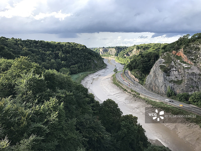 英国布里斯托尔埃文河沿岸的道路图片素材