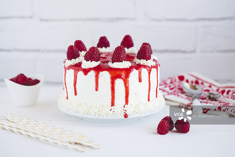 搭配覆盆子和覆盆子库利的奶油松软蛋糕图片素材