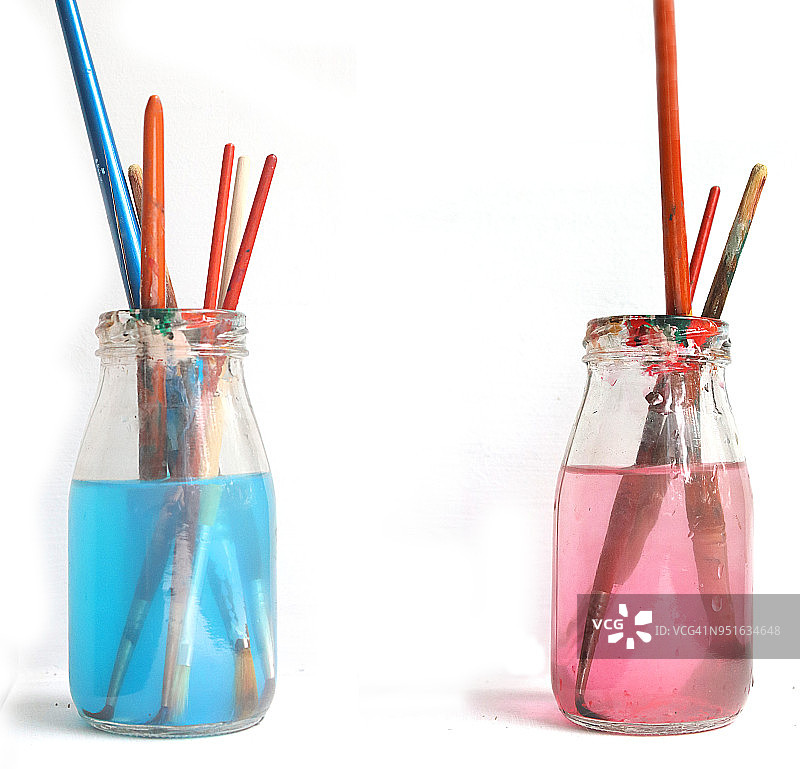 水瓶中的画笔图片素材