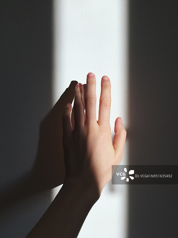 女人触摸墙壁图片素材