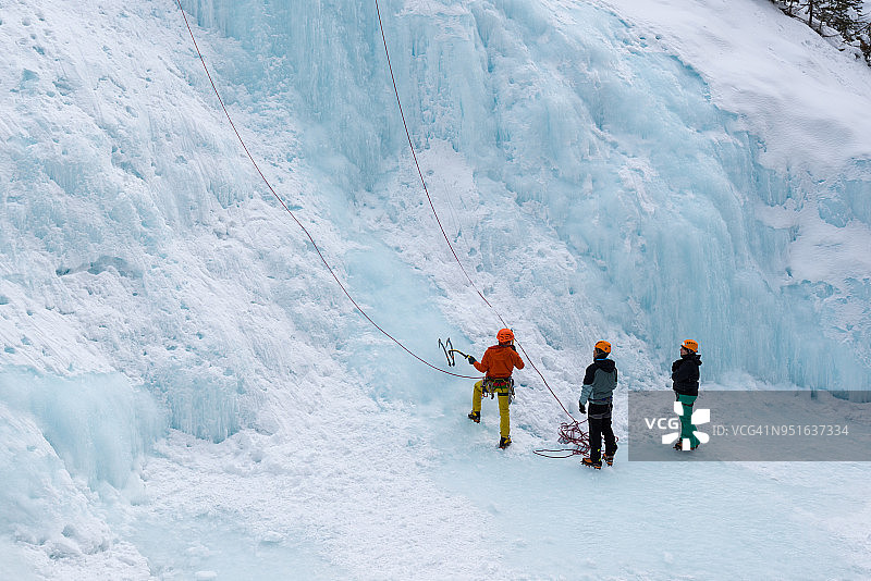 加拿大艾伯塔省班夫的三人冰攀图片素材