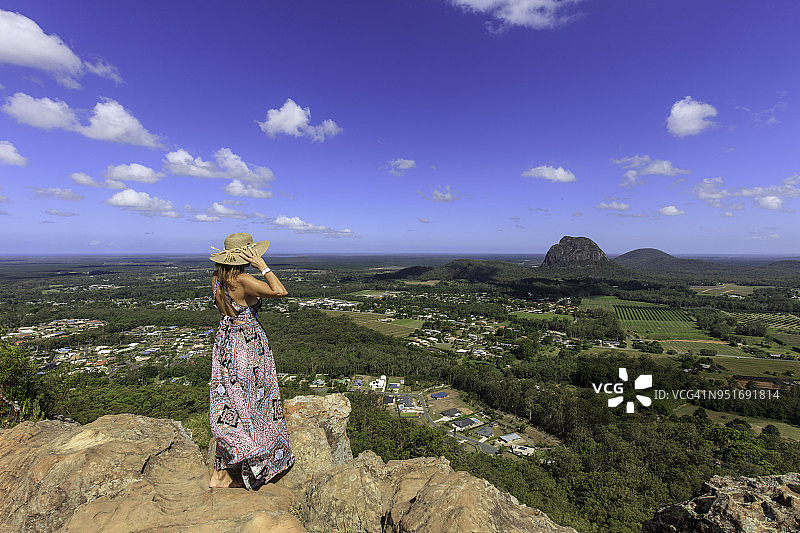 眺望玻璃屋山图片素材