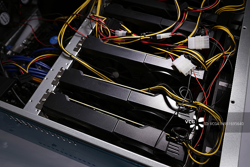 办公室桌上的加密货币“矿机”图片素材