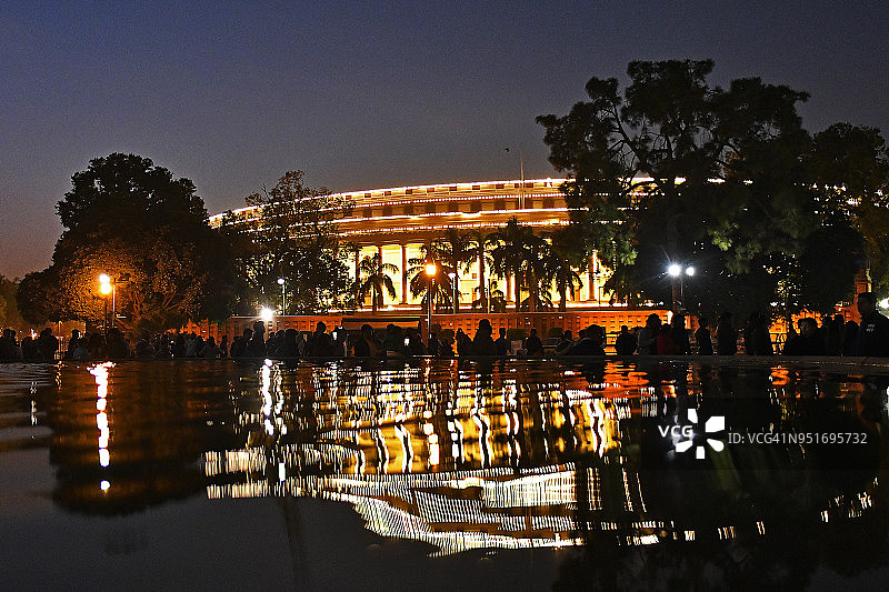 印度议会大厦倒映在喷泉中图片素材