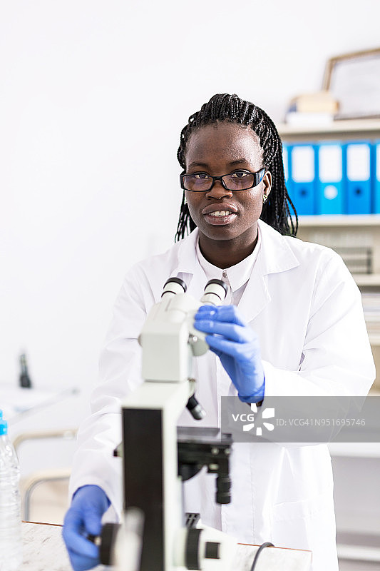 女实验员使用显微镜图片素材