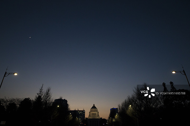 东京黄昏时分的日本国会议事堂图片素材