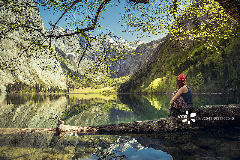 在巴伐利亚贝希特斯加登国王湖休息的妇女图片素材