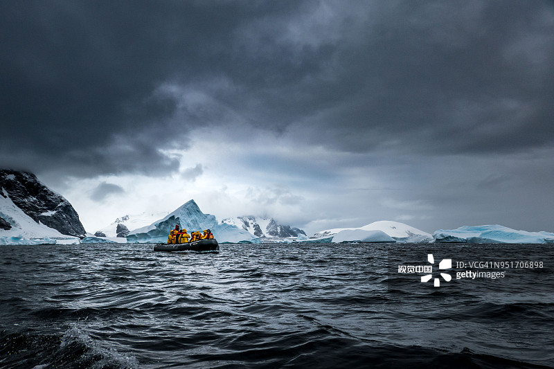 搭载游客在南极海域航行的船图片素材
