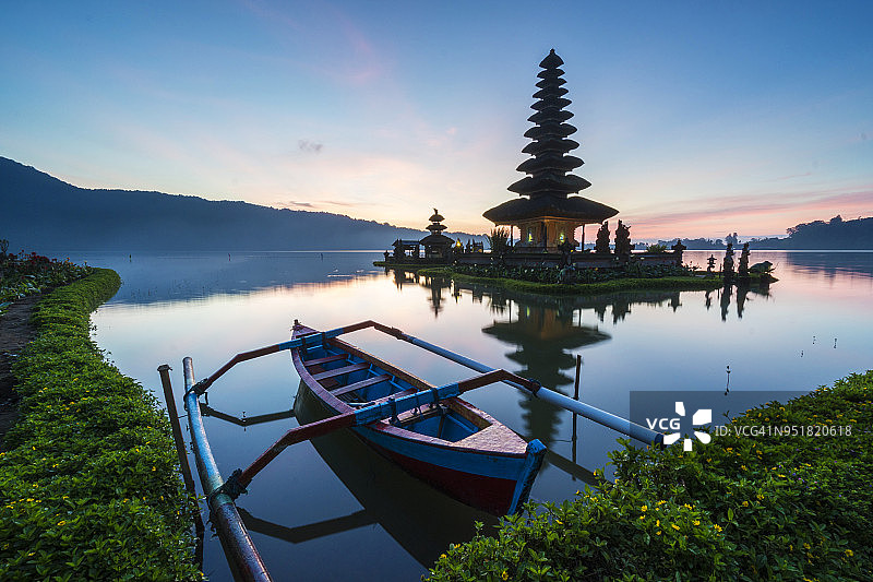 船与寺庙图片素材