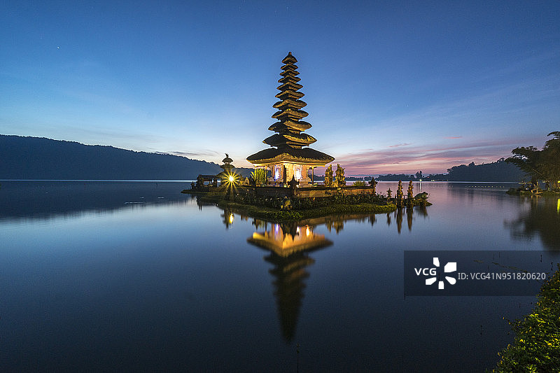 布拉坦湖水神庙图片素材