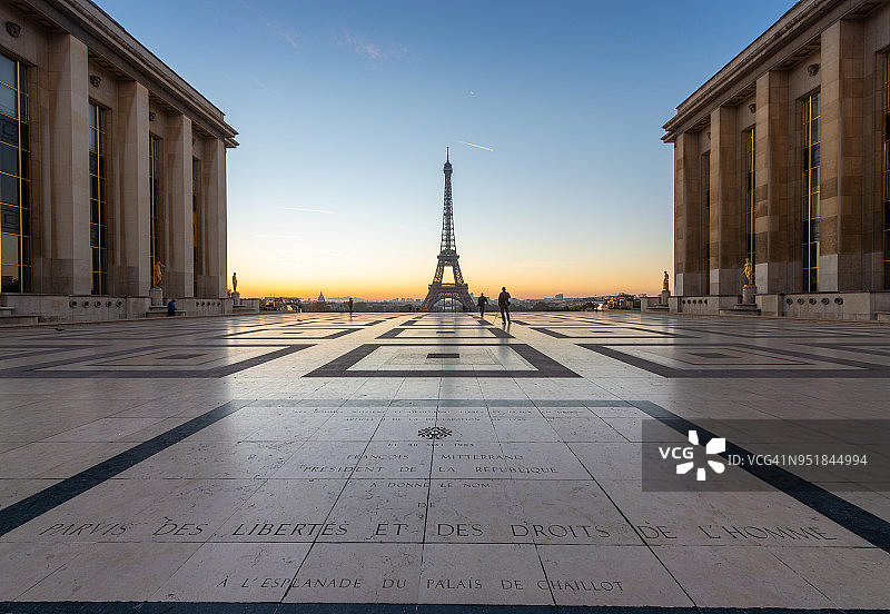 从埃菲尔铁塔和特罗卡德罗广场看巴黎的清晨图片素材
