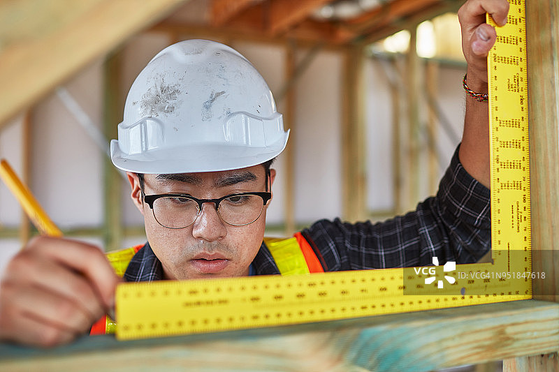 工人在现场测量和标记框架图片素材
