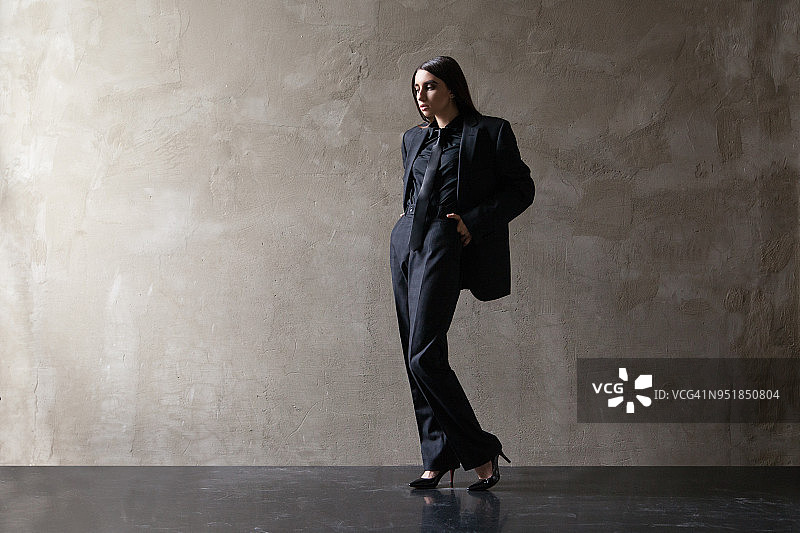 穿西装，手插口袋的女人图片素材