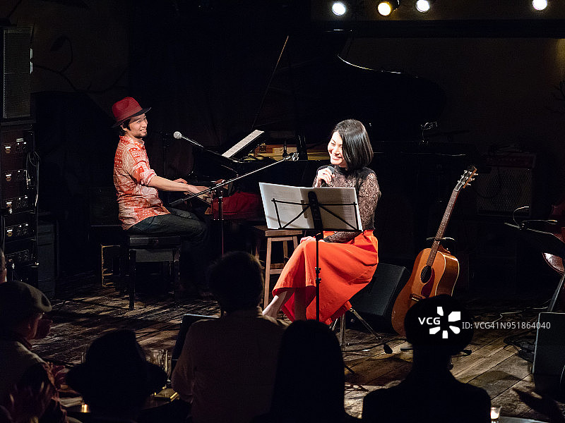 亚洲音乐家在舞台上表演图片素材