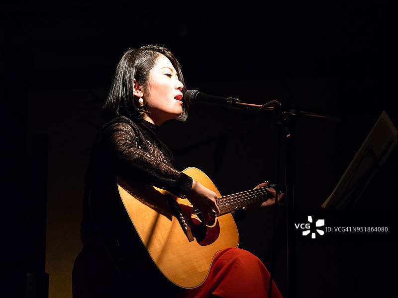 亚洲音乐家在舞台上表演图片素材