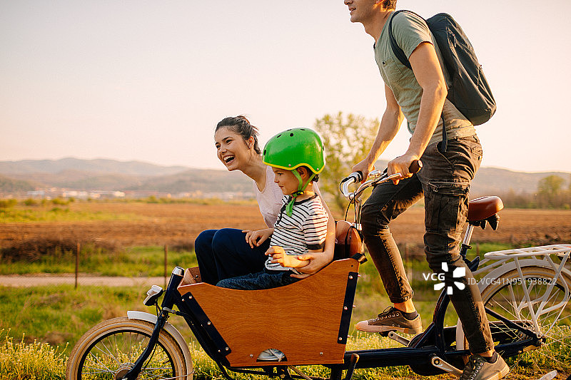 珍贵的家庭时光图片素材