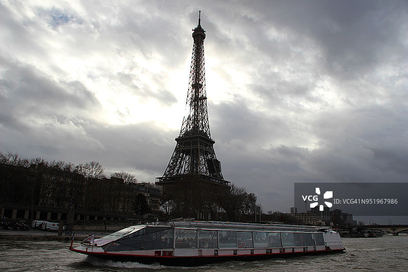 法国法兰西岛，巴黎，埃菲尔铁塔前的塞纳河游船图片素材
