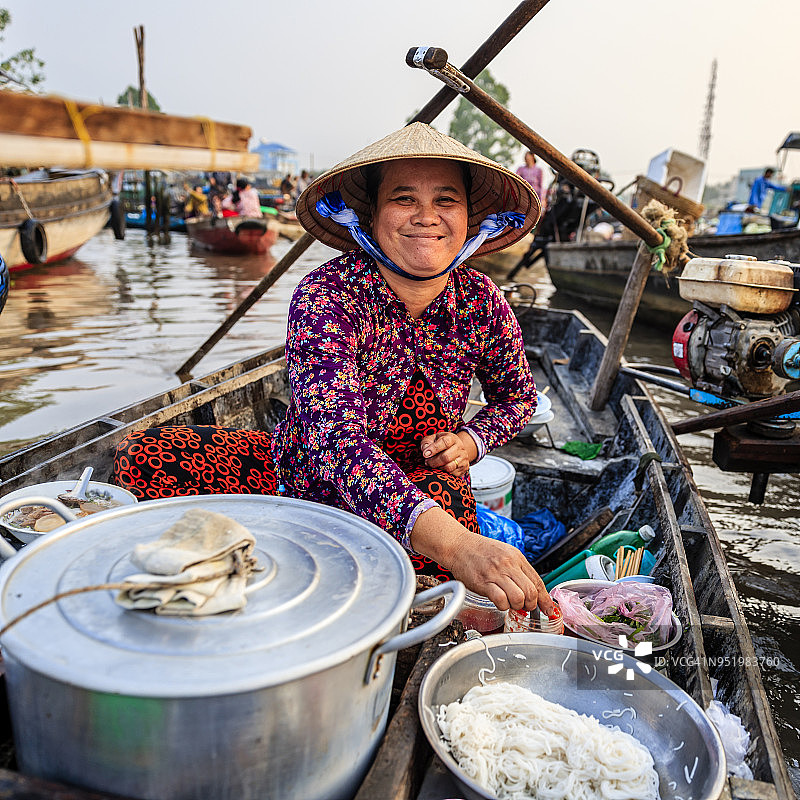 越南湄公河三角洲水上市场卖米粉的妇女图片素材
