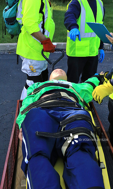 在灾难演习中，人体模型被用作救援对象图片素材