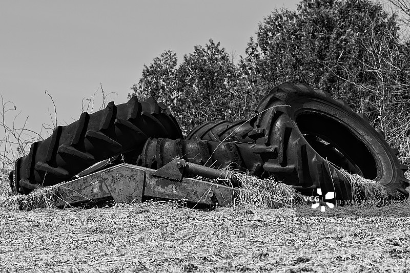 黑白照片：废旧轮胎和拖拉机装载机图片素材