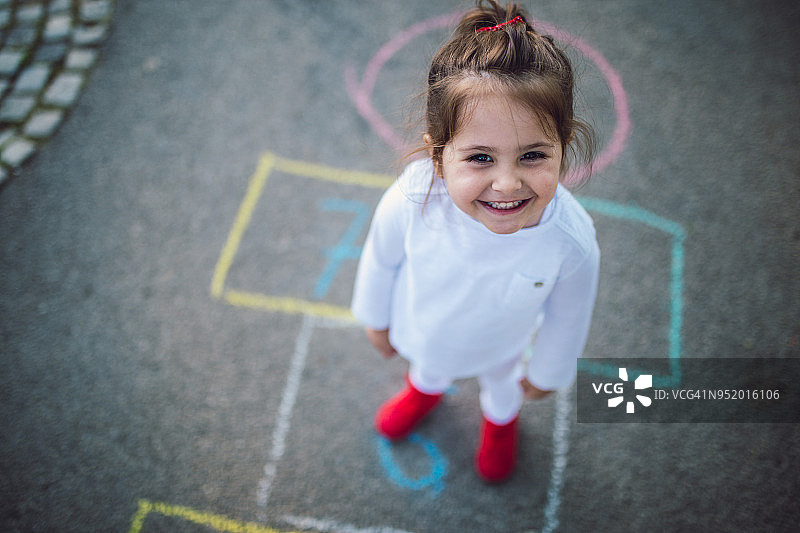 玩跳房子的可爱儿童图片素材