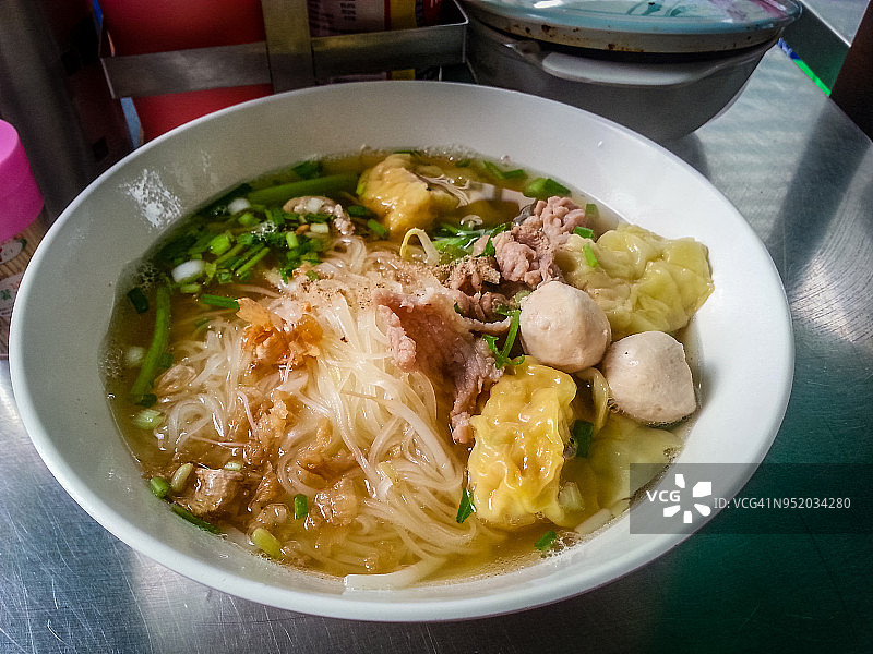 经典的曼谷街头小吃面条汤图片素材