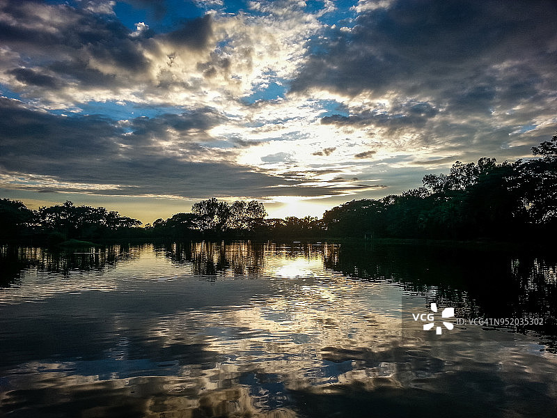 清迈博桑钓鱼湖图片素材