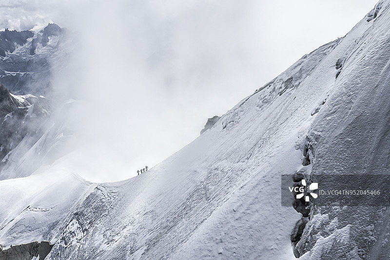 在法国阿尔卑斯山的登山者图片素材