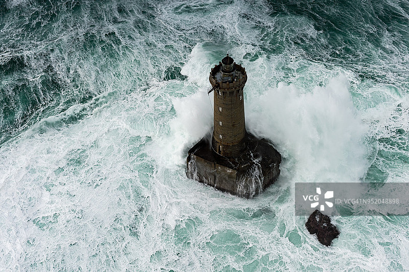 克雷阿克灯塔在风暴和巨浪中的航拍图片素材