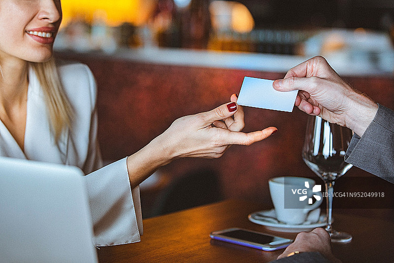 男女双手交换名片的特写图片素材