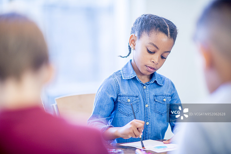 学习涂色的女孩图片素材