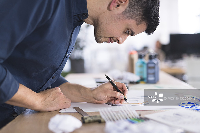 在现代工作室工作的平面设计师图片素材