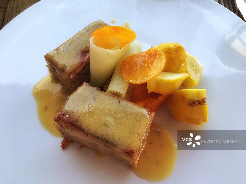 美味的烤猪五花肉套餐图片素材