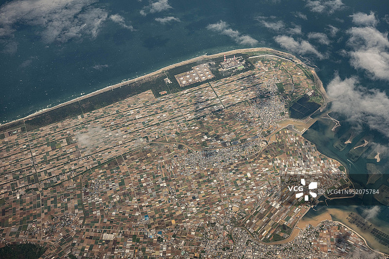 从飞机上俯瞰日本爱知县渥美半岛田原市的伊势湾图片素材