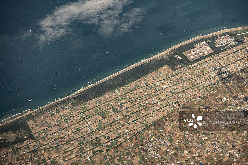 从飞机上俯瞰日本爱知县渥美半岛田原市的伊势湾图片素材