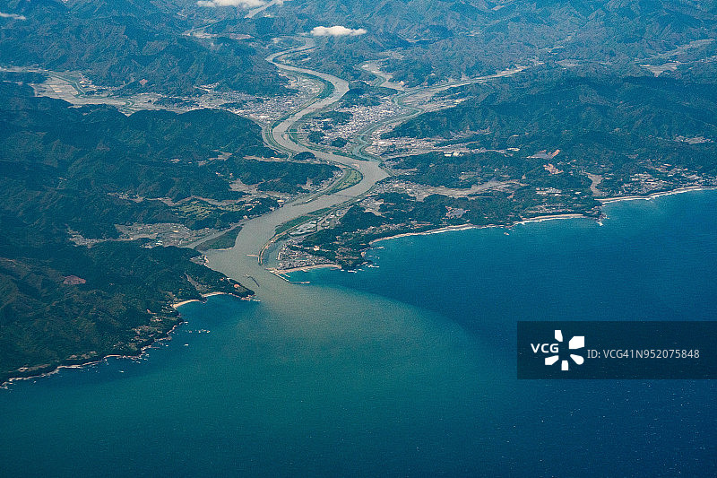 日本高知县的北太平洋和四万十川白天的飞机航拍图片素材