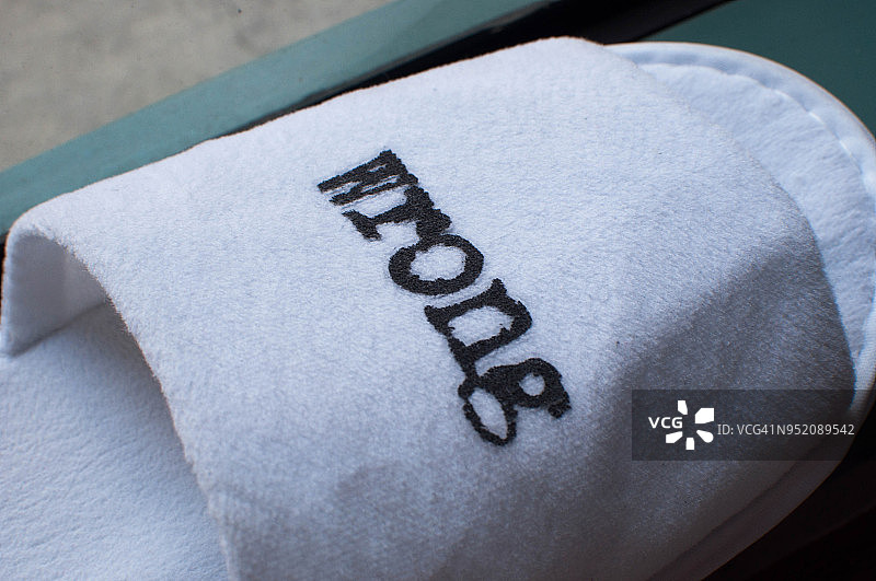 拖鞋上的错误单词图片素材