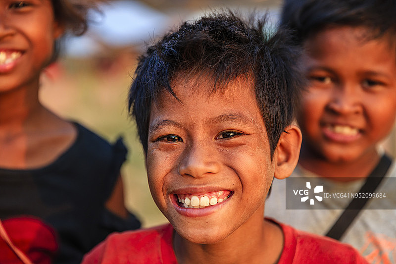 一群快乐的柬埔寨儿童在洞里萨湖附近图片素材