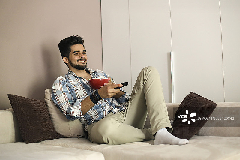 微笑青年在看电影图片素材