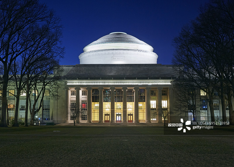 黄昏时分，新古典主义风格的麻省理工学院“巴克工程图书馆”外墙图片素材