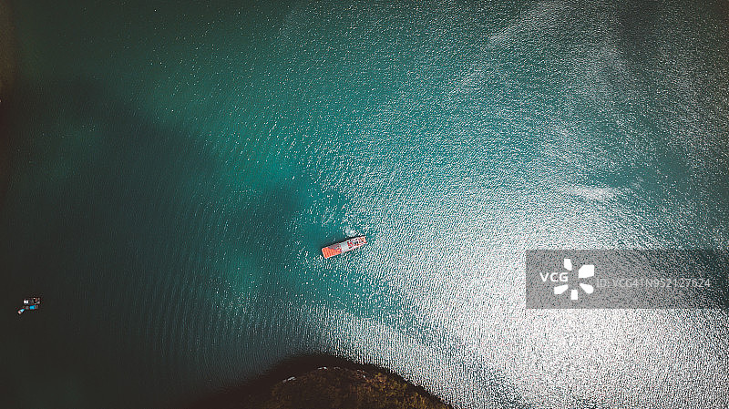 下龙湾红色游船航拍图片素材