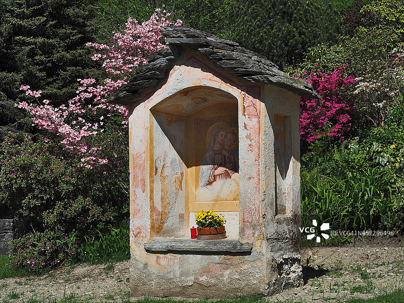 瑞士马贾山谷鲜花环绕的小教堂图片素材