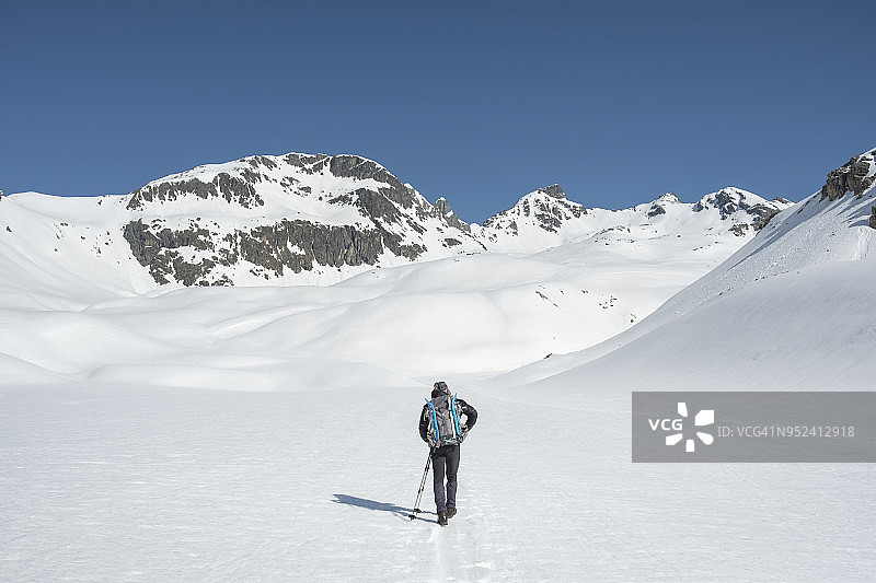 登山者在山区攀登图片素材
