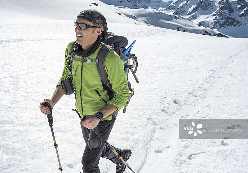 徒步者在白雪皑皑的山谷中徒步图片素材