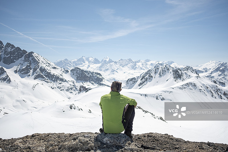 登山者在山顶休息图片素材