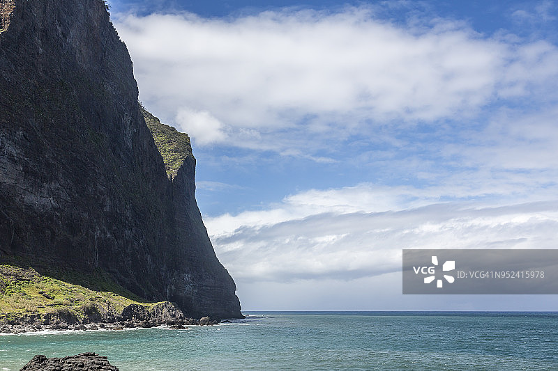 马德拉岛达克鲁斯港的陡峭悬崖图片素材